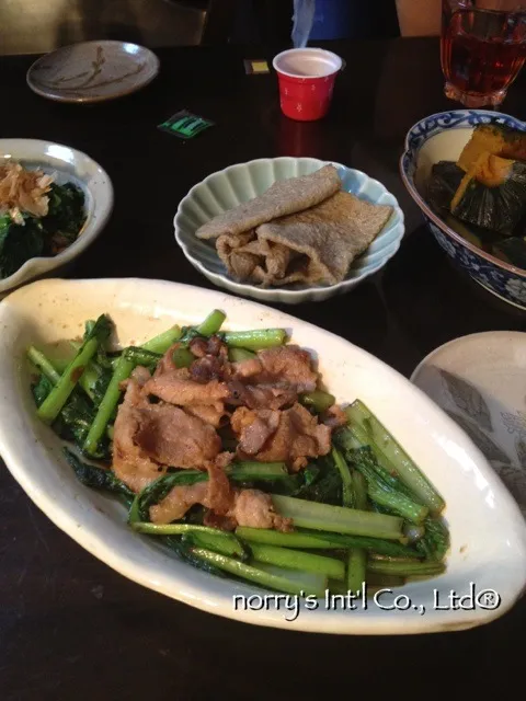 おしたしと、豚肉と小松菜の炒め物、カボチャの炊いたん、ジャコせんべ。|bongさん