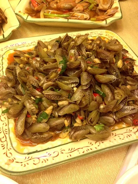 Snapdishの料理写真:Stir fried baby clams|Queenさん