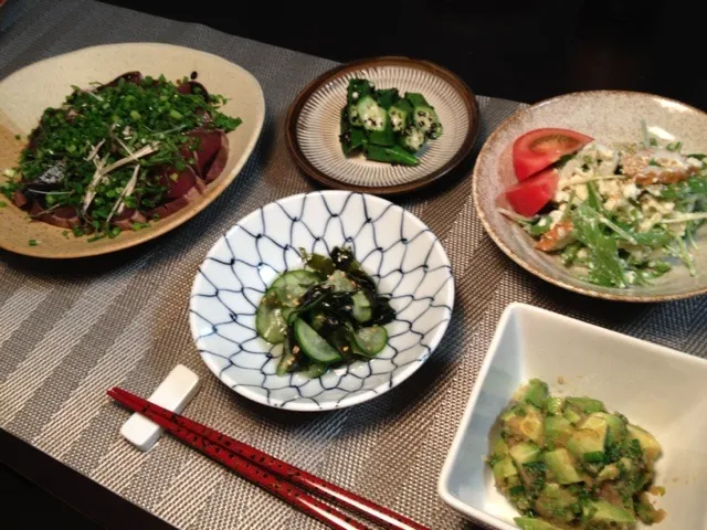 鰹たたき、オクラの塩きんぴら、水菜の白和え風サラダ、酢の物、アボカドめんたいこ和え|nanakoさん