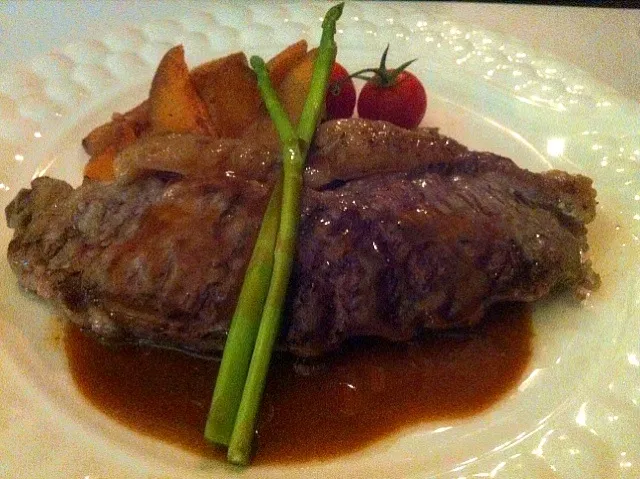 Snapdishの料理写真:broiled us airloin steak with merlot gravy|skyblueさん