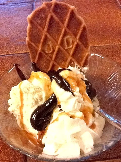 🍦ice cream sundae bowls made with french vanilla ice cream, caramel, candied pecans, hot fudge and whipped cream🍦|🙏😄さん