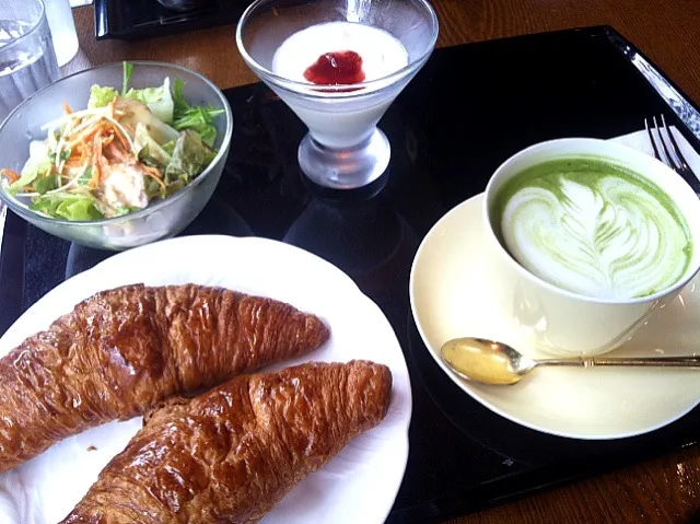 クロワッサンセットと抹茶カプチーノ|サユリさん