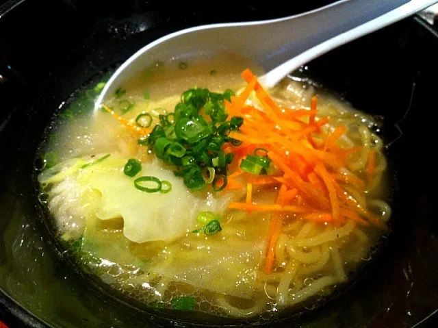 極上テールスープラーメン、マルチョウ入り。ラーメン久々やわ～。旨い！|たけうちさん