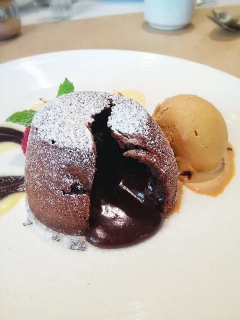 Snapdishの料理写真:molten chocolate cake|muiさん