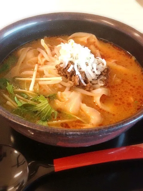 移動の前に、昼御飯。初めての、刀削担々麺|あきらさん