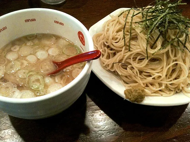 Snapdishの料理写真:豚骨つけ麺お初。豚骨なだけにサラスパ並みに細麺。お味はまあまあ。今度フツーのラーメン食べてみよう。|Masahiko Narazakiさん