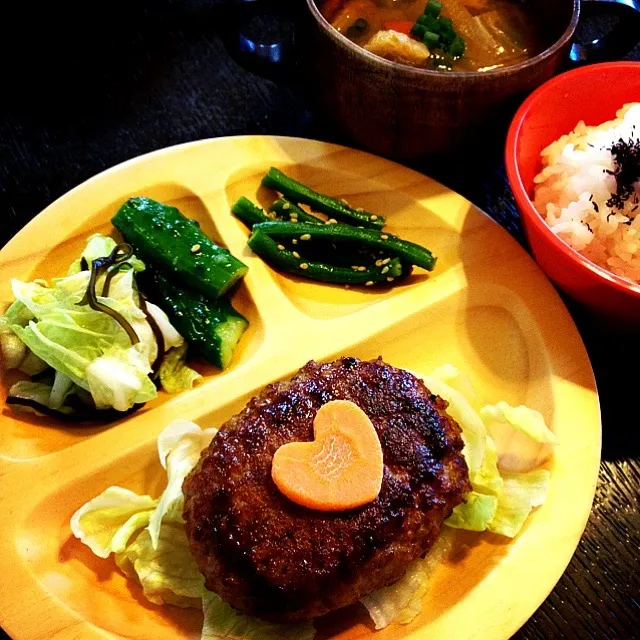 こどもごはん。 ハンバーグ キュウリの中華和え 白菜の塩昆布和え インゲンの胡麻和え …和えすぎなご飯（笑）|ゆこさん