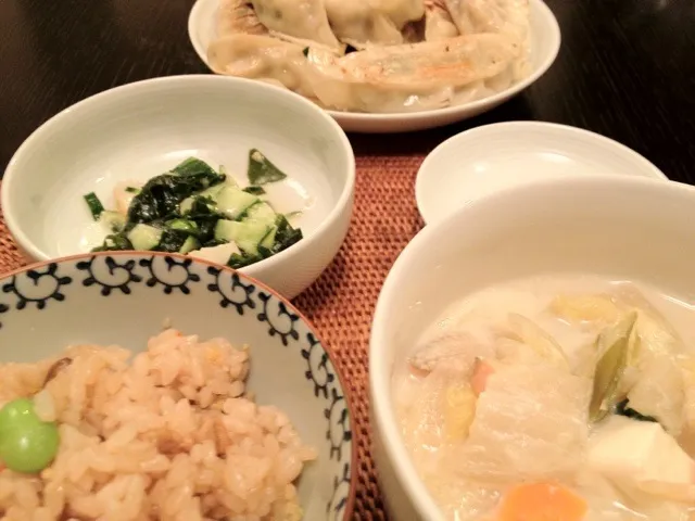 今日の献立。白菜の豆乳スープ、炊きこみご飯、キュウリ・ワカメ・笹カマの味噌マヨ和え。お腹いっぱい！|松浦有里さん