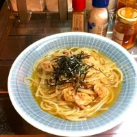 玉ねぎとツナでスープパスタてきな。スーパー行ってないからありもんで。アンチョビ、にんにくおろし＆チップ、もこみち、めんつゆなど適当にぶっ込んでみました|てつこさん