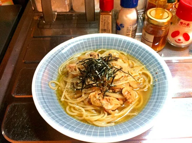 Snapdishの料理写真:玉ねぎとツナでスープパスタてきな。スーパー行ってないからありもんで。アンチョビ、にんにくおろし＆チップ、もこみち、めんつゆなど適当にぶっ込んでみました|てつこさん