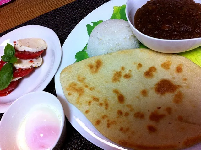 昨日のキーマカレー、今日はナンでいただきます！カプレーゼ、温泉卵|suzuchan🐶さん