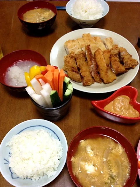 豚カツと味噌汁と野菜スティック|岩本 翔吾さん