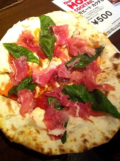 Snapdishの料理写真:500円Pizzaのお店。ピッツァマルガリータwith生ハム。せつさんが言ってたお店だったよ！|Mikaさん