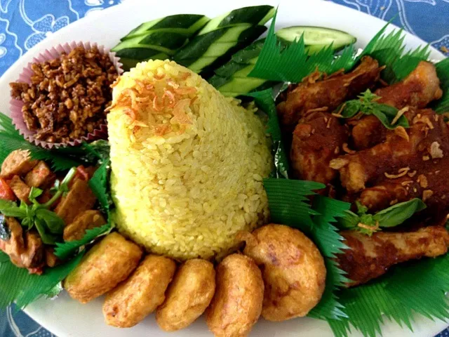 nasi kuning komplit|shierlyさん