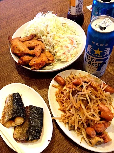 昨夜の晩御飯。ピリ辛手羽先＆ポテサラ、ソーセージの野菜炒め、塩鯖。|naoさん