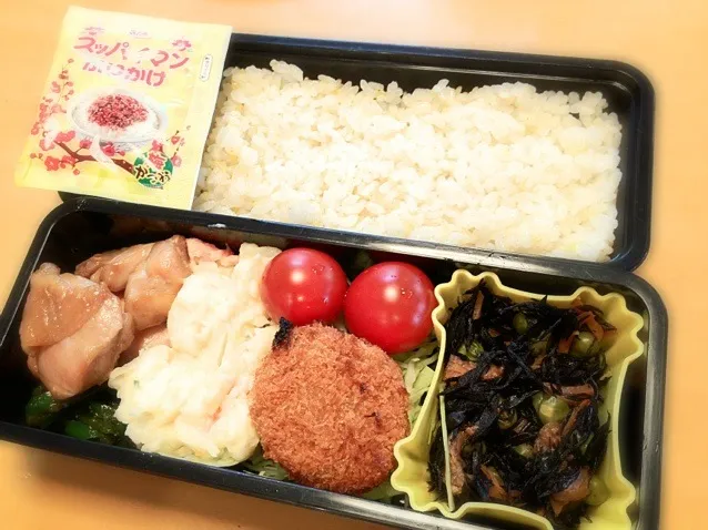 毎日の中学生弁当。今日はもちきび、もちあわを混ぜた雑穀ごはん、鶏照り焼き、エビカツ、ポテトサラダ、ピーマンきんぴら、ひじき煮、ミニトマト。|松浦有里さん