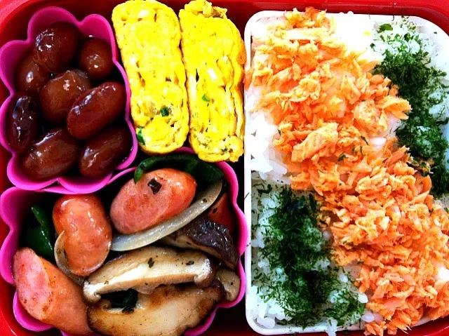 ソーセージのハーブ焼きと鮭のほぐし身弁当♩|もえさん