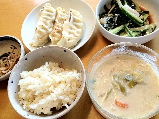 Snapdishの料理写真:妊婦のランチは野菜＆残り物だらけ〜♪  昨夜の豆乳白菜スープ、餃子、お弁当の残り物の蕪皮きんぴら、に、笹かま・チーズ・ワカメ・昆布・キュウリの和え物。|松浦有里さん