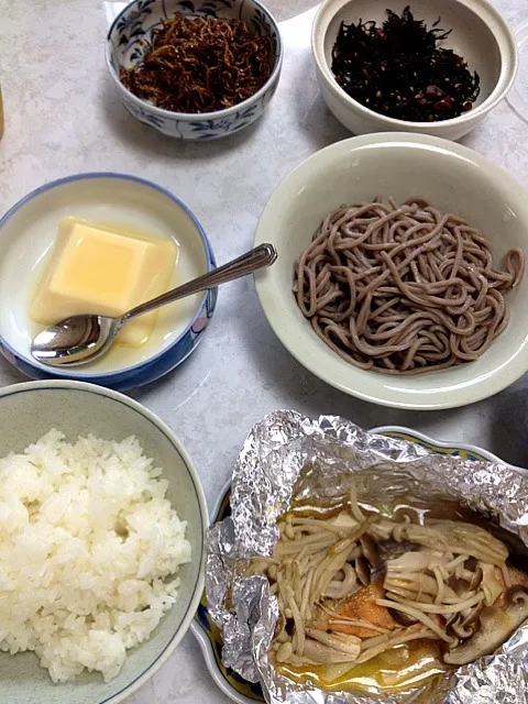 鮭のホイル焼きとお蕎麦と。。。🍚|かまさん