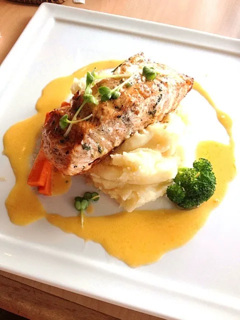 salmon on garlic mashed potatoes with veggies|SPGさん