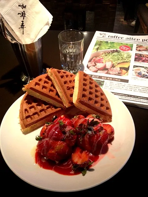 Snapdishの料理写真:waffle with fresh strawberry and icecream|wiamさん