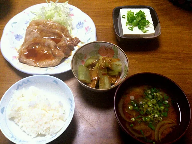 豚のしょうが焼き  冷奴  ゆで茄子ゴマ味噌かけ  味噌汁|おはぎさん