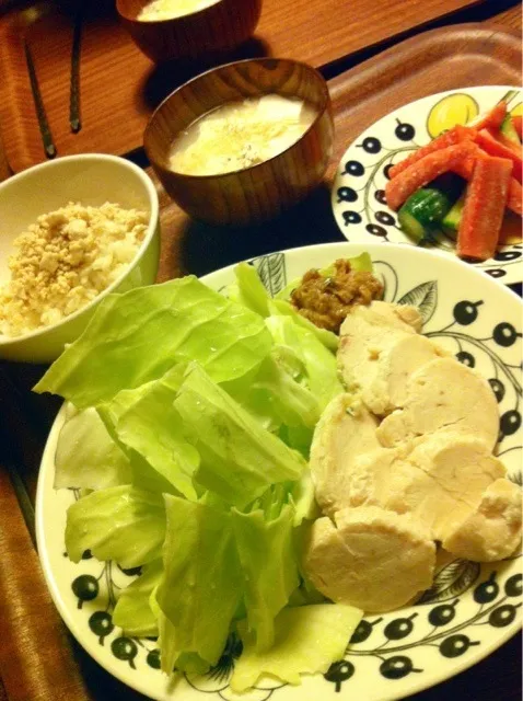 Snapdishの料理写真:6/29晩御飯  鶏そぼろ丼  鶏ハムとキャベツ薬味味噌添え 人参と胡瓜の酒粕漬け  中華スープ  ＊鶏ムネ肉づくし＊|yukiyamasakiさん