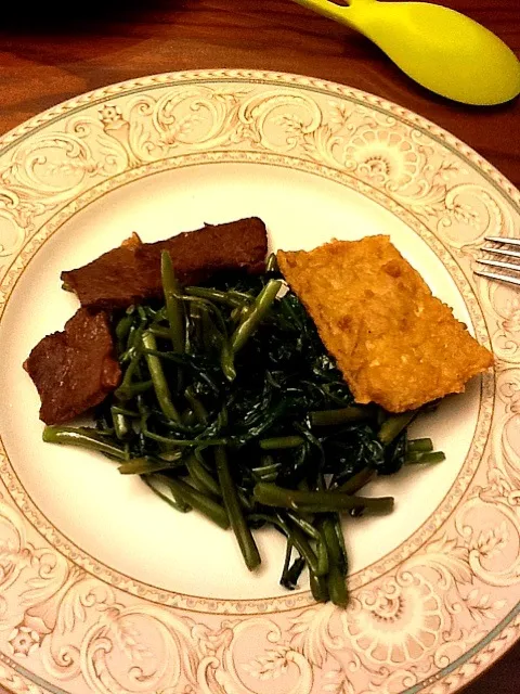 Snapdishの料理写真:spare rib, kangkung and tempeh dinner|mmmyoさん