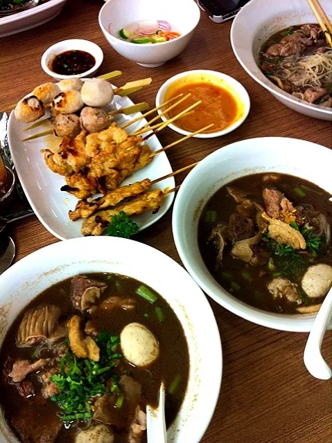 Snapdishの料理写真:Thai style Boat Noodle and Satay+Pork Balls|nicky tangさん