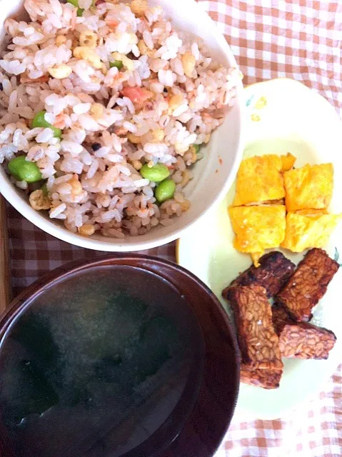 Snapdishの料理写真:鮭枝豆天かすご飯 ワカメの味噌汁 卵焼き フライドテンペ|amiさん