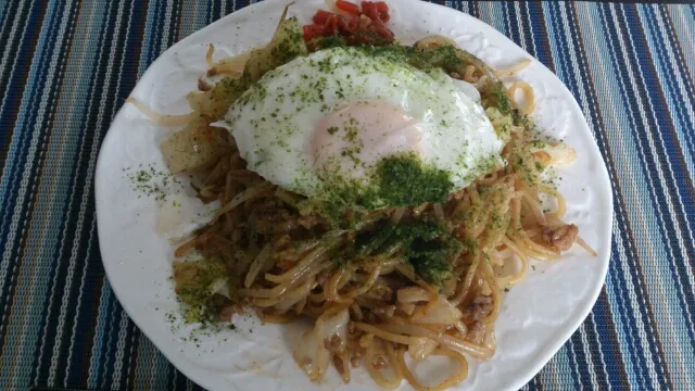 お昼に横手焼きそば作りました。スパイシーなソースが目玉焼きの黄身によくあいます！|SATOSHI OOCHIさん