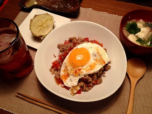 アジアン丼、掘った芋でじゃがバター、お豆腐とエリンギと青梗菜のスープ、赤シソ酢炭酸割♡|hanakohaさん