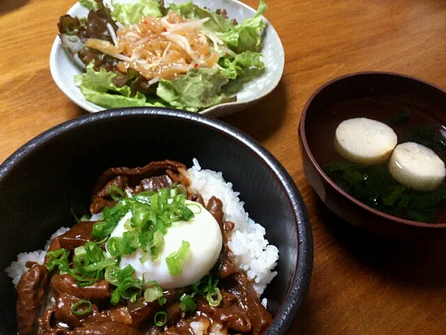 土手煮丼  クラゲともやしのサラダ 澄まし汁|おはぎさん