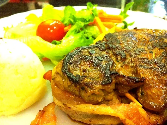 tenderloin with mashed potato and honey salad|Tinky 🍒さん