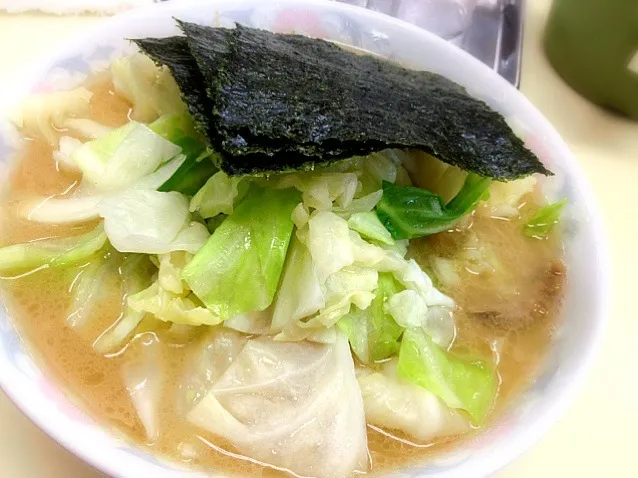 Snapdishの料理写真:昼飯はキャベツチャーシュー麺。ざく切りで軽く茹でただけのキャベツだけど、スープ吸ってうまい。|SHIOYA, Hiromuさん