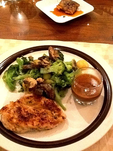 Grilled chicken with crispy portobello mushroom,brocolli and baby potatoes|mmmyoさん