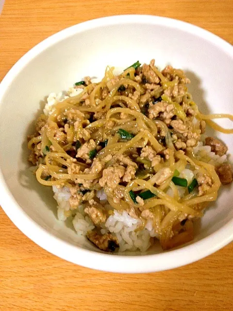 もやしのじゃーじゃー肉味噌丼|黒蜜きなこさん