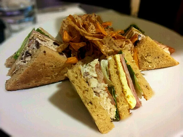 chicken sandwich with sweet potato chips|kelly limさん