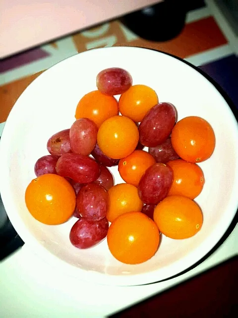 grapes with cherry tomato|kelly limさん