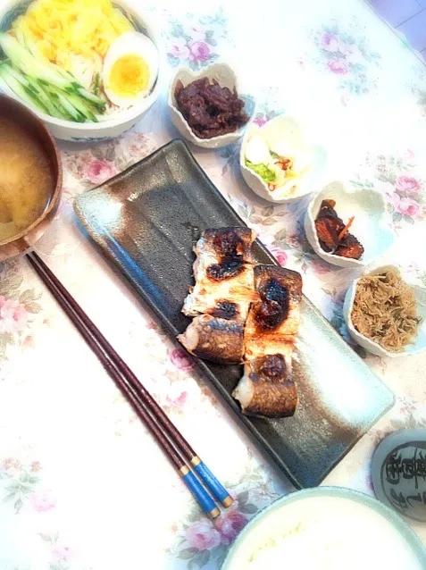 パパの朝ごはん～全て自家製♪ 焼き魚・牛肉の時雨煮・白菜の御漬物・柴漬け・しらすと山椒の時雨|由寿妃さん