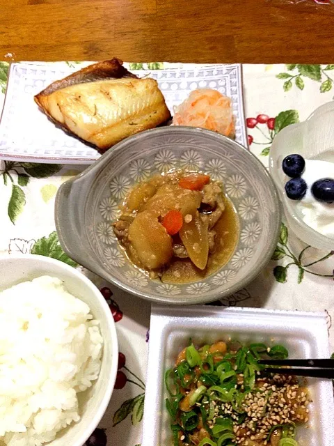 ホッケ干物・紅白なます添え・納豆・醤油麹肉じゃが・白飯・味噌汁・ヨーグルト|まゆさんさん