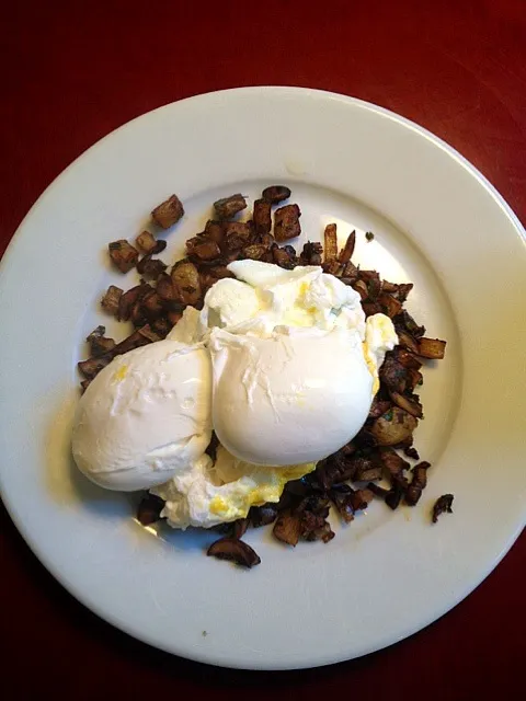 mushroom potato hash with poached eggs|michael rylanderさん