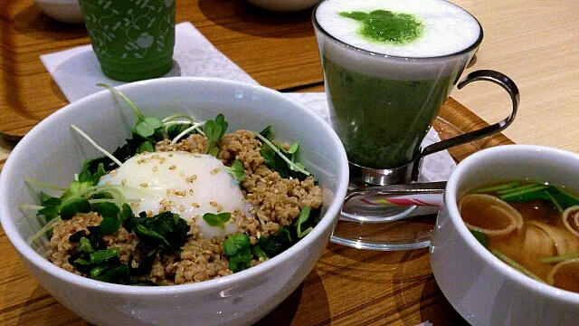 鶏そぼろ丼温玉添え、抹茶ラテ|anyaさん