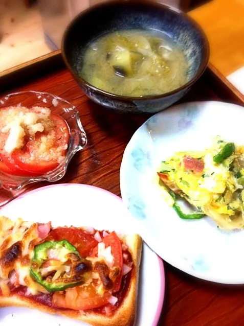 ピザトースト・ベーコンと野菜の卵とじ・トマトの玉ねぎドレッシング・茄子の味噌汁|reiさん