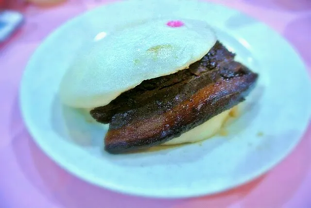 扣肉包。3 layer stew pork slice sandwich between white bun. That's how we savor this dish.|genさん