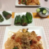 Snapdishの料理写真:ナスとトマトのパスタと、ピーマンの肉詰め|川原望美さん