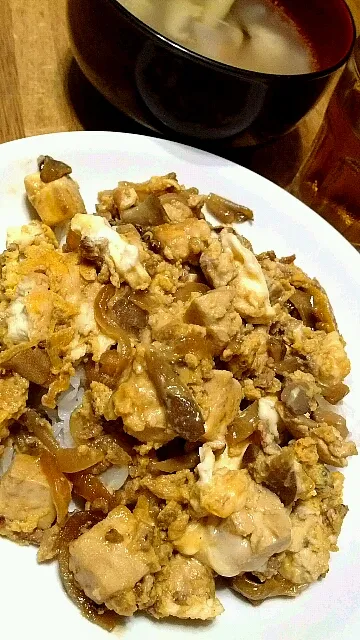 豚ミンチとキノコと豆腐のヨシダソース卵とじ丼|かっちぃさん