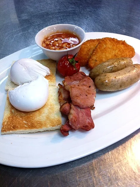 Poached egg on toast with back bacon, black pepper pork sausage with hash browns and roasted vine tomato!|Rhythmiqueさん