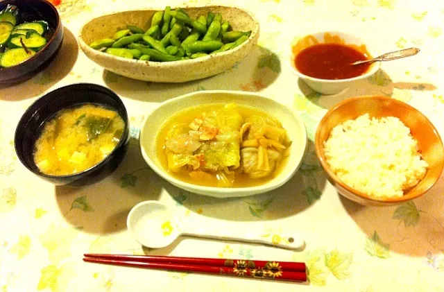 本日のお夕飯。ロールキャベツ、枝豆、キュウリのお漬物、ご飯、お味噌汁。|Hitomi Seyaさん