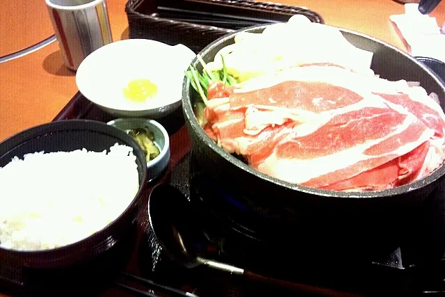 Snapdishの料理写真:牛すきうどん鍋定食|柴田広総さん